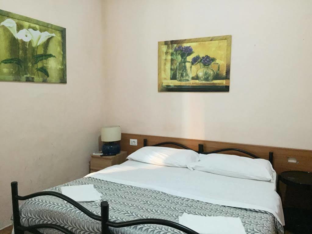 Volturno House Hostel โรม ภายนอก รูปภาพ